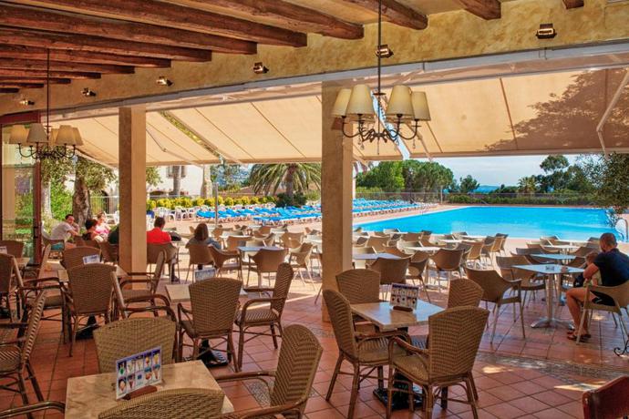 Imagen del bar/restaurante del Hotel Bakour Costa Brava. Foto 4