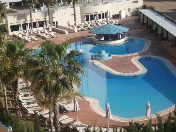 Imagen de la piscina del Hotel Bakour La Manga Splash. Foto 7