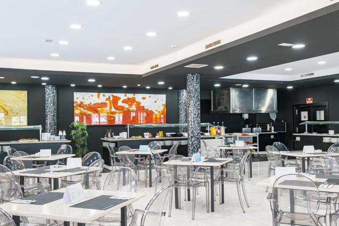 Imagen del bar/restaurante del Hotel Bakour La Manga Splash. Foto 2