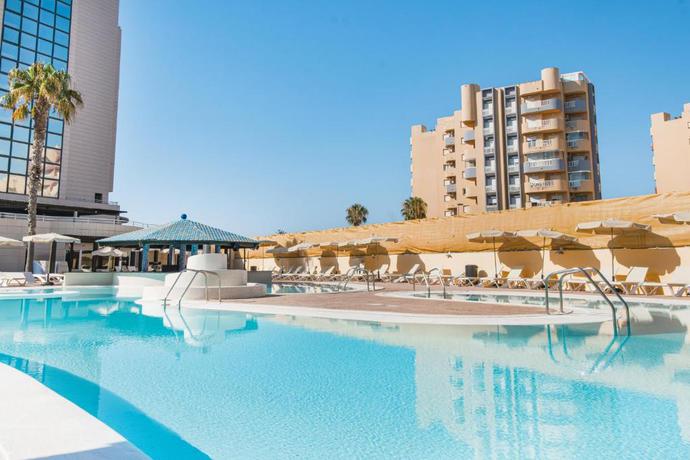 Imagen de la piscina del Hotel Bakour La Manga Splash. Foto 14