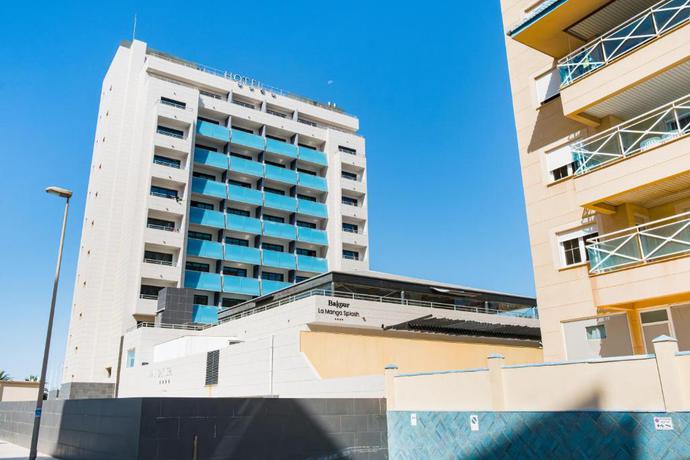 Imagen de los exteriores del Hotel Bakour La Manga Splash. Foto 10