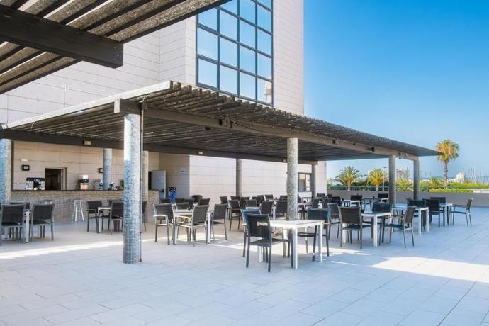 Imagen de los exteriores del Hotel Bakour La Manga Splash. Foto 11