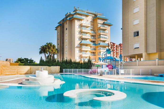 Imagen de la piscina del Hotel Bakour La Manga Splash. Foto 15