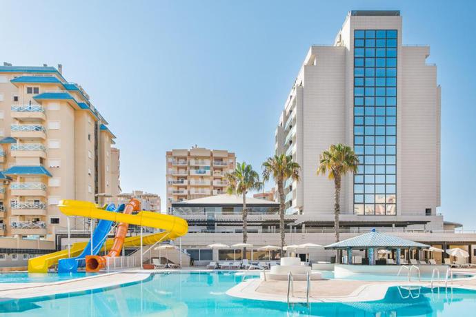 Imagen de la piscina del Hotel Bakour La Manga Splash. Foto 16