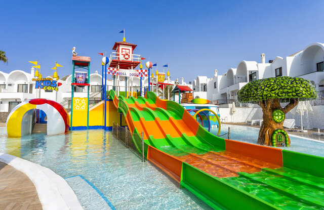 Imagen de la piscina del Hotel Bakour Lanzarote Splash. Foto 13