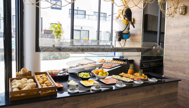 Imagen del bar/restaurante del Hotel Bakour Lanzarote Splash. Foto 2