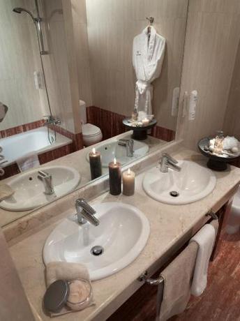 Imagen de la habitación del Hotel Bakour OH Nice Costa del Sol. Foto 8