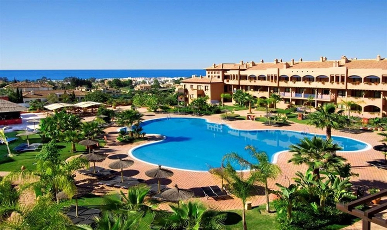 Imagen de la piscina del Hotel Bakour OH Nice Costa del Sol. Foto 11