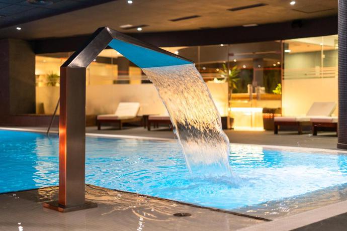 Imagen de la piscina del Hotel Bakour OH Nice Costa del Sol. Foto 30