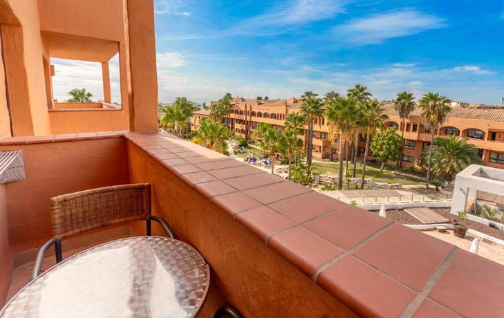 Imagen de los exteriores del Hotel Bakour OH Nice Costa del Sol. Foto 17