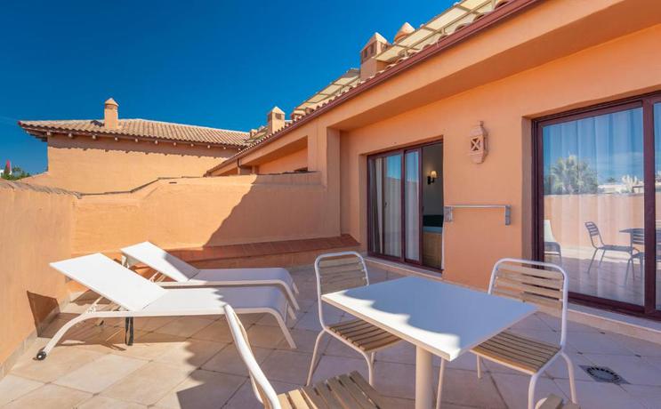 Imagen de los exteriores del Hotel Bakour OH Nice Costa del Sol. Foto 18