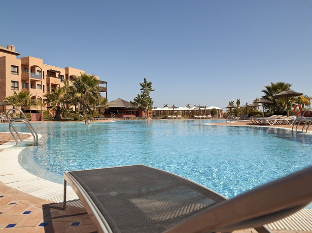 Imagen de la piscina del Hotel Bakour OH Nice Costa del Sol. Foto 13