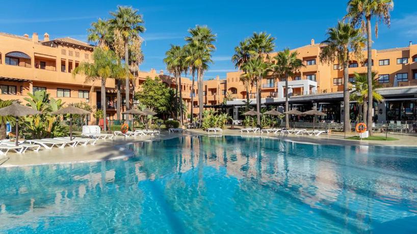 Imagen de la piscina del Hotel Bakour OH Nice Costa del Sol. Foto 33