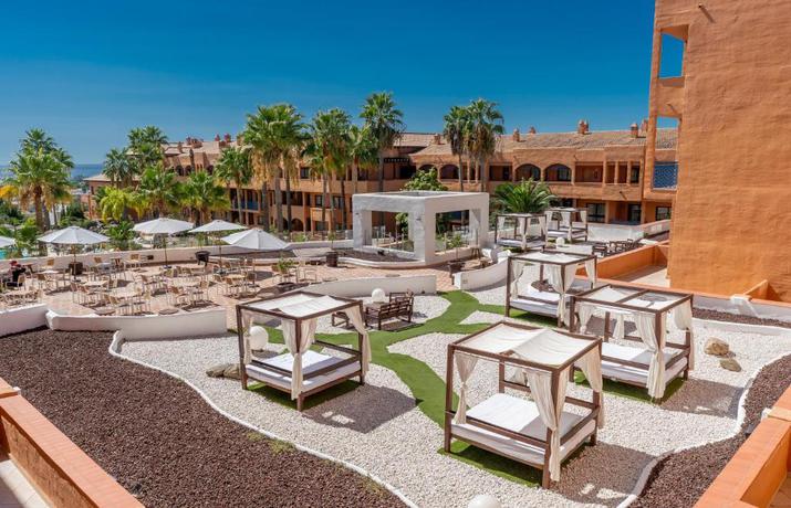 Imagen de los exteriores del Hotel Bakour OH Nice Costa del Sol. Foto 21