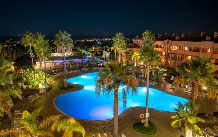 Imagen de la piscina del Hotel Bakour OH Nice Costa del Sol. Foto 35