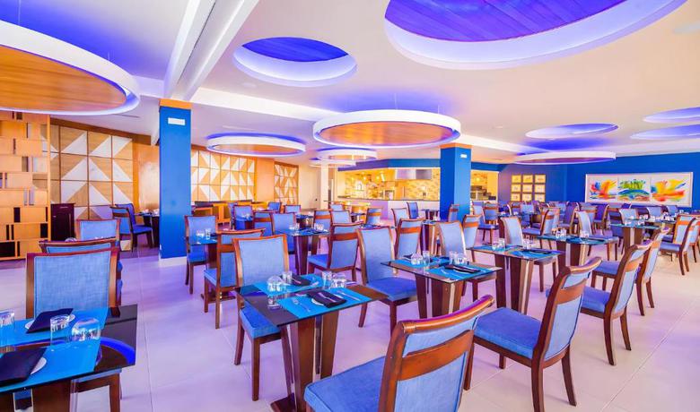 Imagen del bar/restaurante del Hotel Bakour Punta Cana Suites. Foto 2