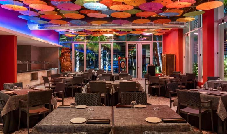 Imagen del bar/restaurante del Hotel Bakour Punta Cana Suites. Foto 3