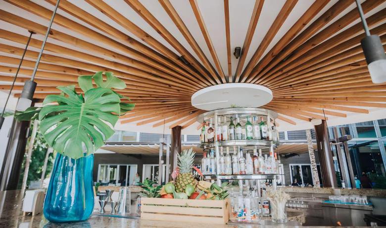 Imagen del bar/restaurante del Hotel Bakour Punta Cana Suites. Foto 4