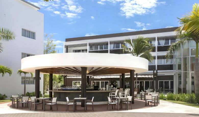 Imagen del bar/restaurante del Hotel Bakour Punta Cana Suites. Foto 5