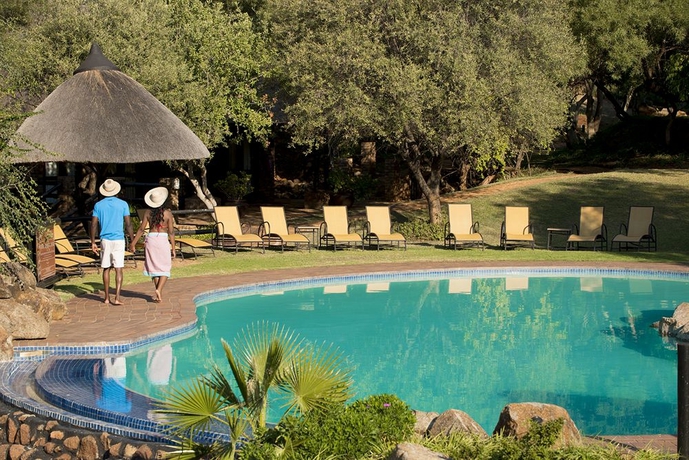 Imagen de la piscina del Hotel Bakubung Bush Lodge. Foto 14
