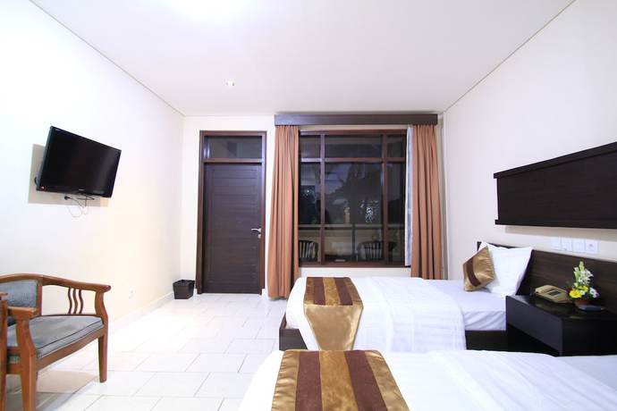 Imagen de la habitación del Hotel Bakung Beach Resort. Foto 7