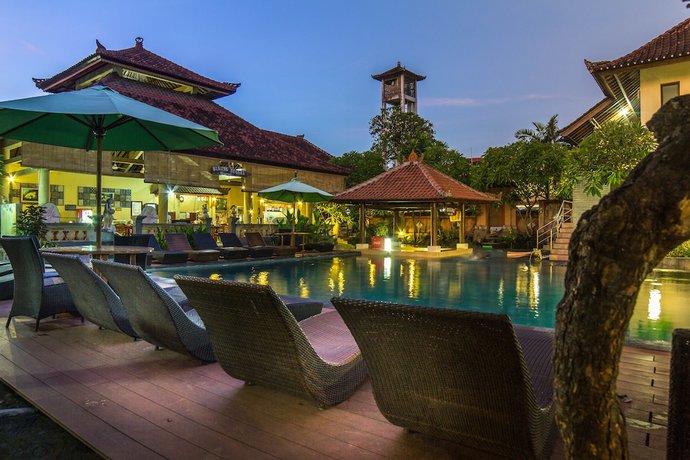 Imagen de la piscina del Hotel Bakung Beach Resort. Foto 17