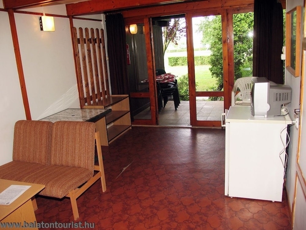 Imagen de la habitación del Hotel Balatontourist Vadvirág Kemping. Foto 4
