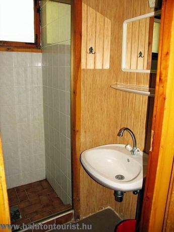 Imagen de la habitación del Hotel Balatontourist Vadvirág Kemping. Foto 5