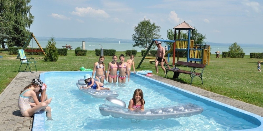 Imagen de la piscina del Hotel Balatontourist Vadvirág Kemping. Foto 10