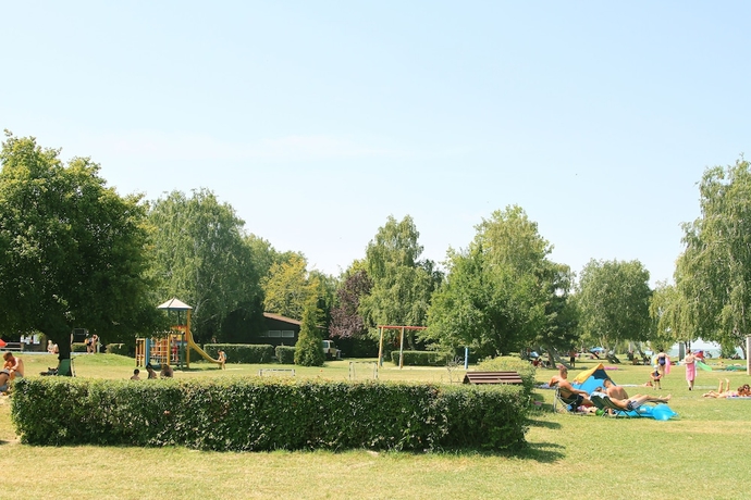 Imagen de los exteriores del Hotel Balatontourist Vadvirág Kemping. Foto 6