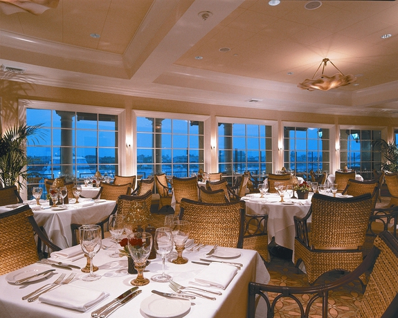 Imagen del bar/restaurante del Hotel Balboa Bay Resort. Foto 3