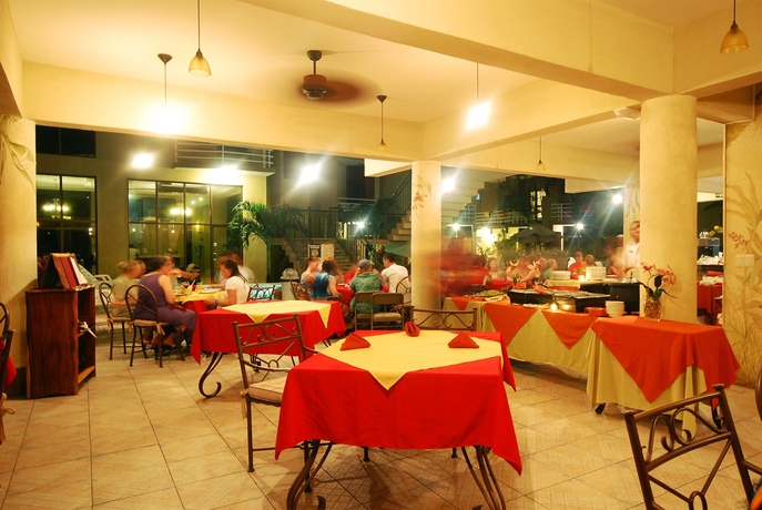 Imagen del bar/restaurante del Hotel Balcon Del Mar Beach Front. Foto 2