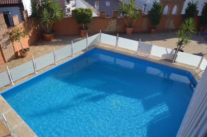 Imagen de la piscina del Hotel Balcones De Bentomiz. Foto 15