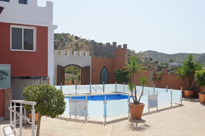 Imagen de la piscina del Hotel Balcones De Bentomiz. Foto 16