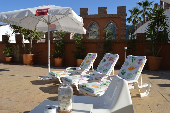 Imagen de la piscina del Hotel Balcones De Bentomiz. Foto 17