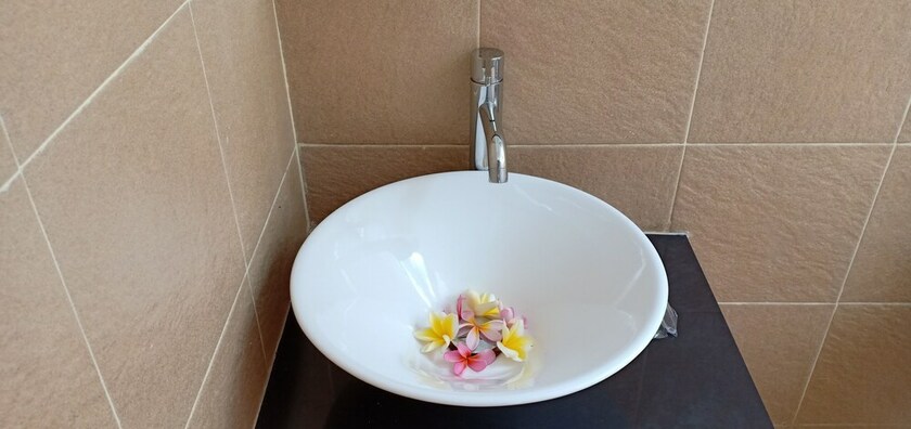 Imagen de la habitación del Hotel Bale Lumbung Bungalows. Foto 30