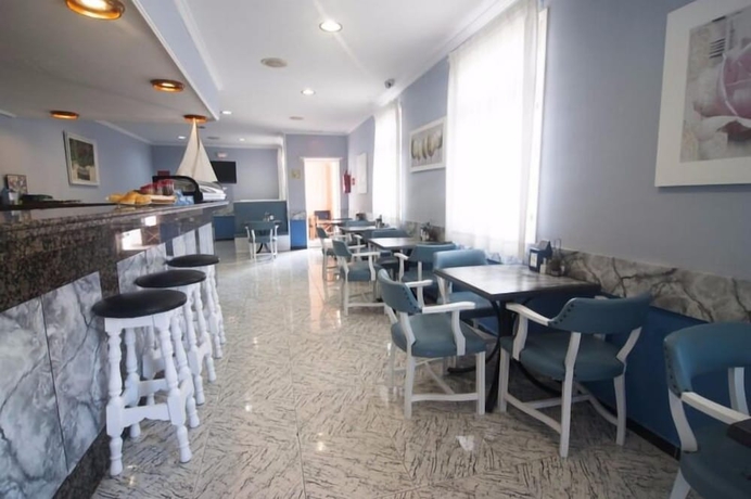 Imagen del bar/restaurante del Hotel Balear, Ciudadela. Foto 4