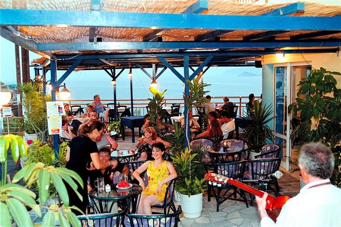 Imagen del bar/restaurante del Hotel Bali Beach and Sofia Village. Foto 1