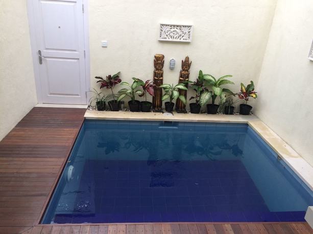 Imagen de la piscina del Hotel Bali Paradise Suites Seminyak. Foto 19