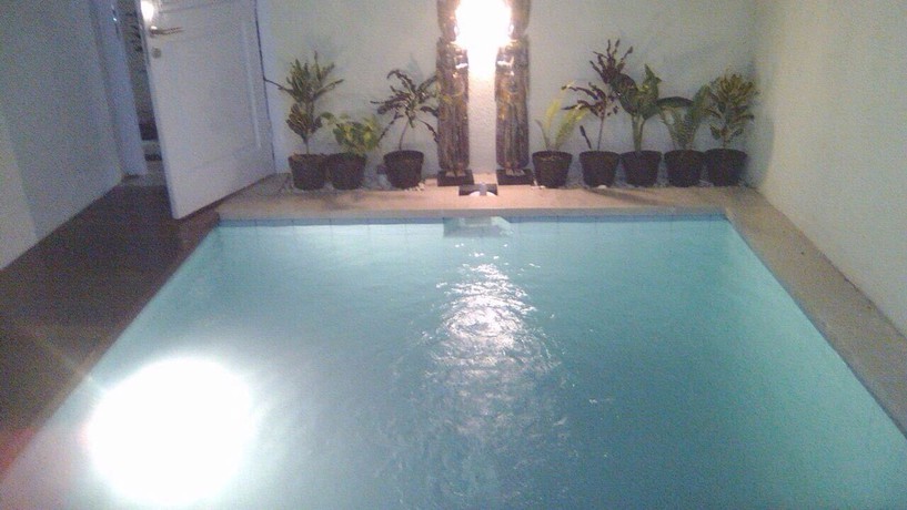 Imagen de la piscina del Hotel Bali Paradise Suites Seminyak. Foto 20