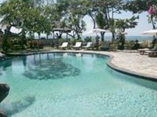 Imagen de la piscina del Hotel Bali Royal Suites. Foto 15