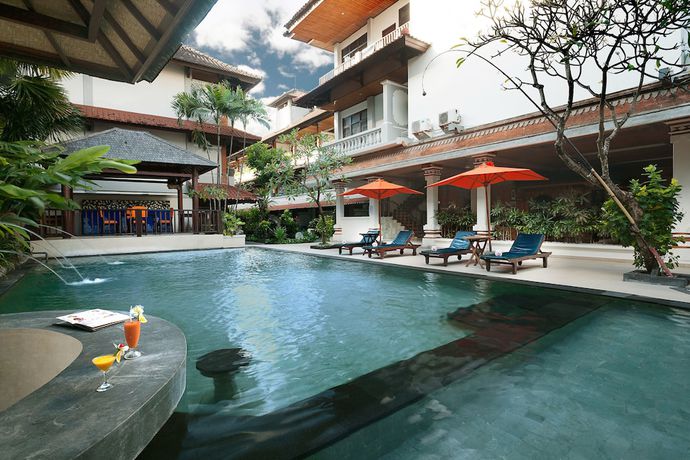 Imagen de la piscina del Hotel Bali Summer. Foto 13