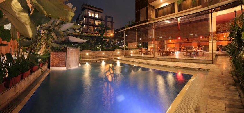 Imagen de la piscina del Hotel Bali World. Foto 13