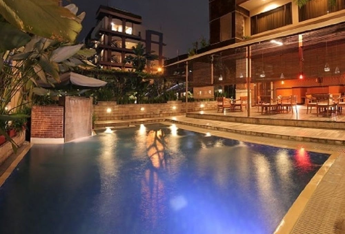 Imagen de la piscina del Hotel Bali World. Foto 15