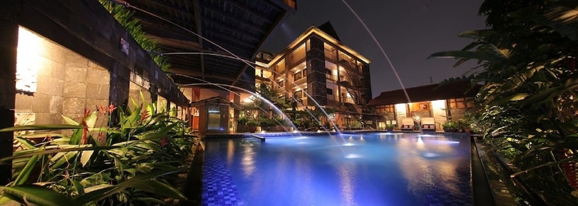 Imagen de la piscina del Hotel Bali World. Foto 16