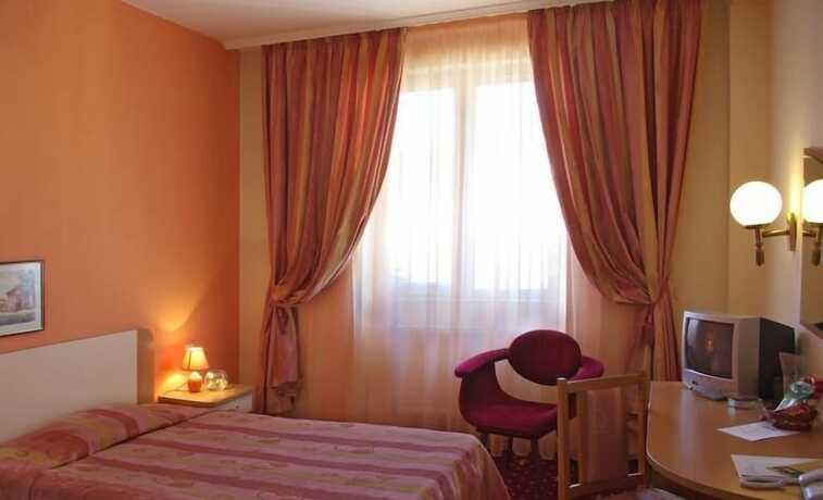 Imagen de la habitación del Hotel Balkan, Gabrovo Ciudad. Foto 13