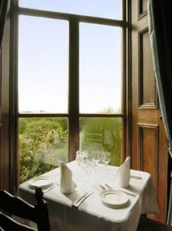 Imagen del bar/restaurante del Hotel Ballinalacken castle country house hotel. Foto 4