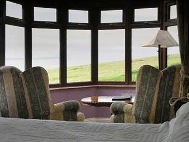 Imagen del bar/restaurante del Hotel Ballinalacken castle country house hotel. Foto 5