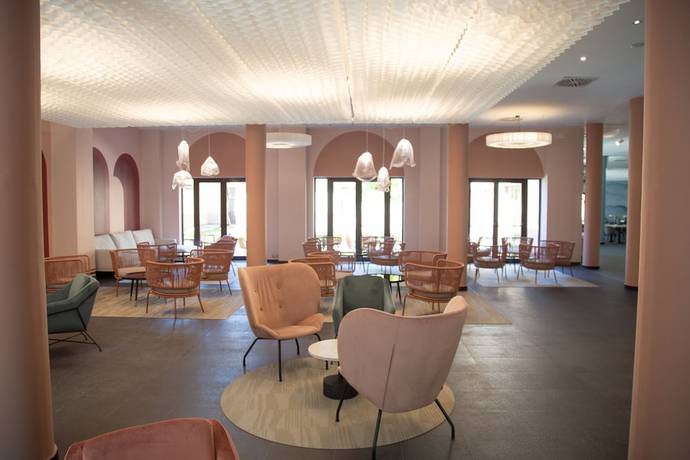 Imagen de los interiores del Hotel Balneario Carlos III. Foto 15