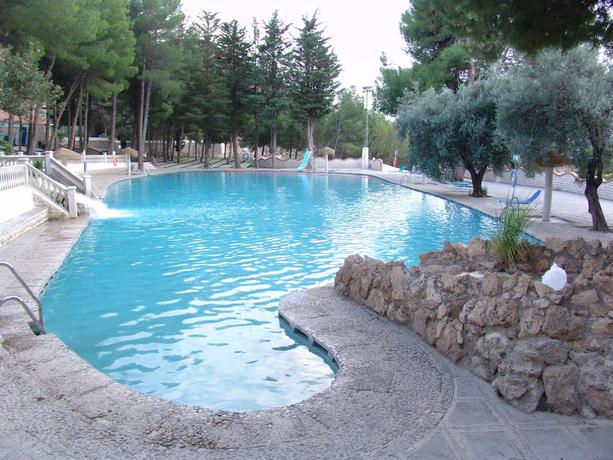 Imagen de la piscina del Hotel Balneario De Alicún De Las Torres. Foto 11